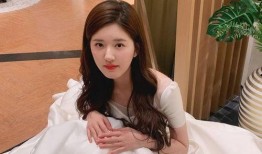 =明星演艺圈竞争激烈 赵露思现状 朝阳吃瓜群众一枚,朝阳群众热议竞争激烈背后的故事